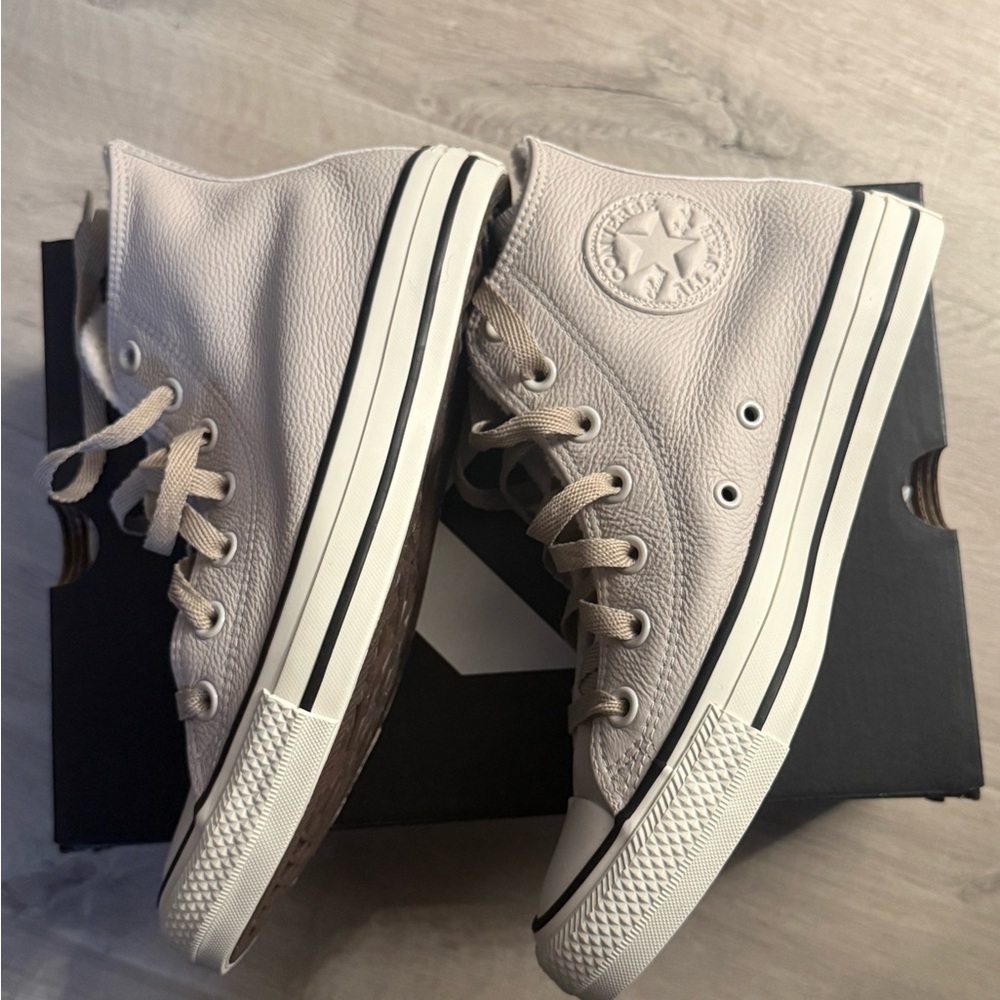 New Converse Chuck Taylor High-Top All Star Size 7.5
